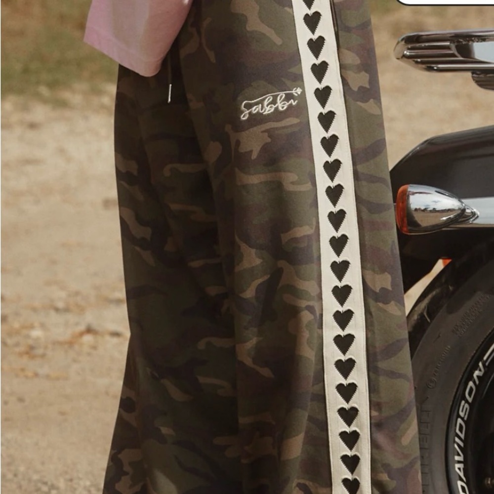 ISO Sabbi Raving Hearts Camo Sweatpants S